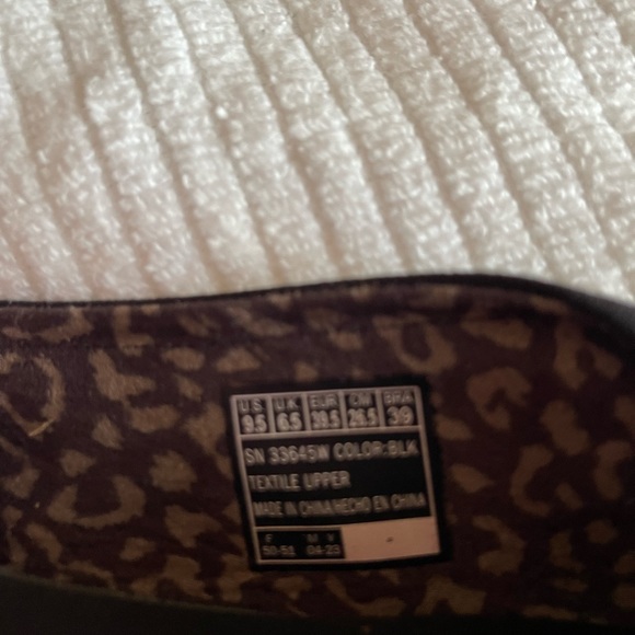 Bob’s Skechers slips on size 9W - Picture 10 of 11